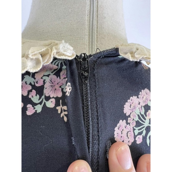 Vintage 70s Black Floral Collared along Sleeve Maxi Dress - Picture 5 of 9